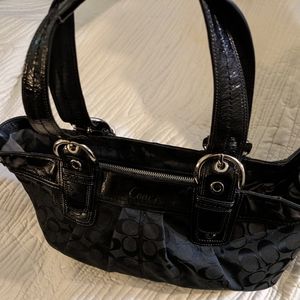 Pre-loved coach shoulder bag